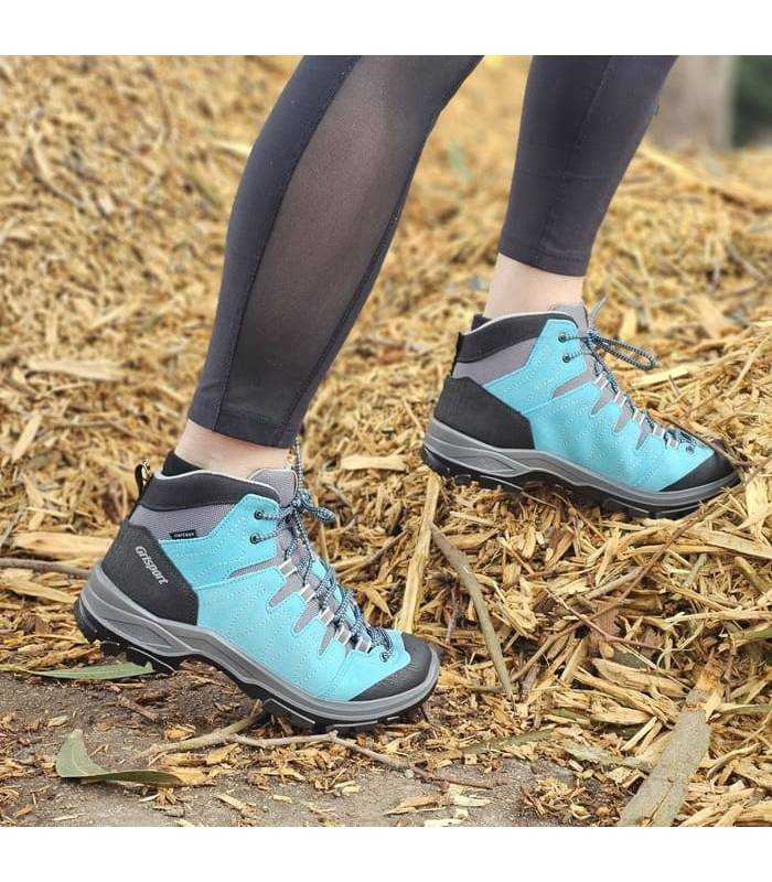 vista lteral de las botas de senderismo para mujer puestas de Grisport