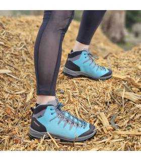 mujer posando con las botas de grisport impermeables puestas