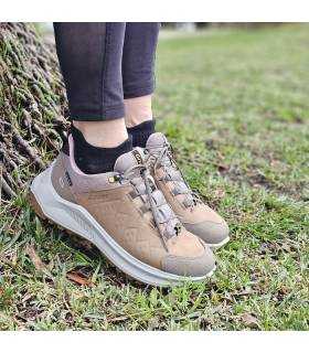 mujer posando con las zapatillas de senderismo impermeables de Grisport
