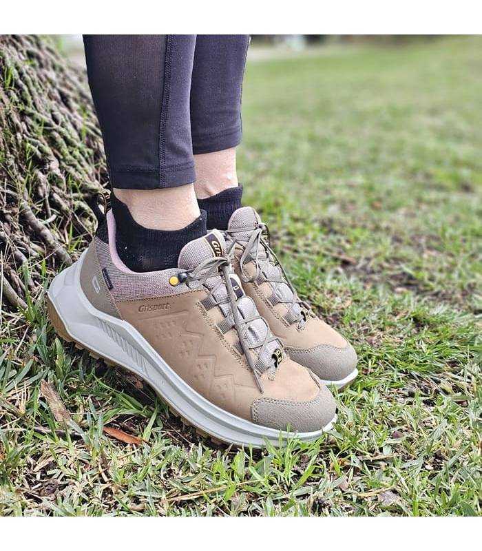 mujer posando con las zapatillas de senderismo impermeables de Grisport