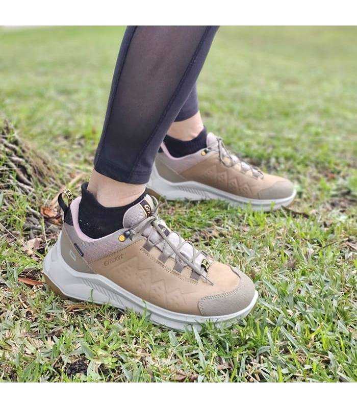 zapatillas de senderismo impermeables beige de grisport puestas posando en el prado