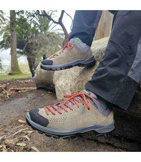 hombr sentado con las zapatillas de senderismo con membrana Gritex puestas