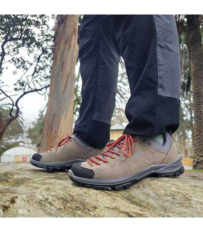 vista lateral de las zapatillas comodas e impermeables de Grisport puestas