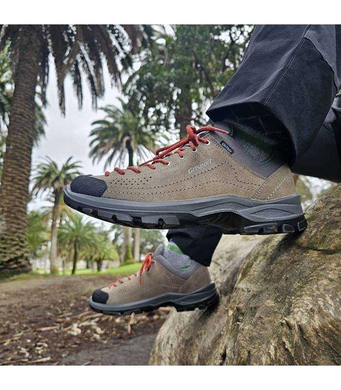 hombre posando con las zapatillas de senderismo impermeables dede Grsiport puestas