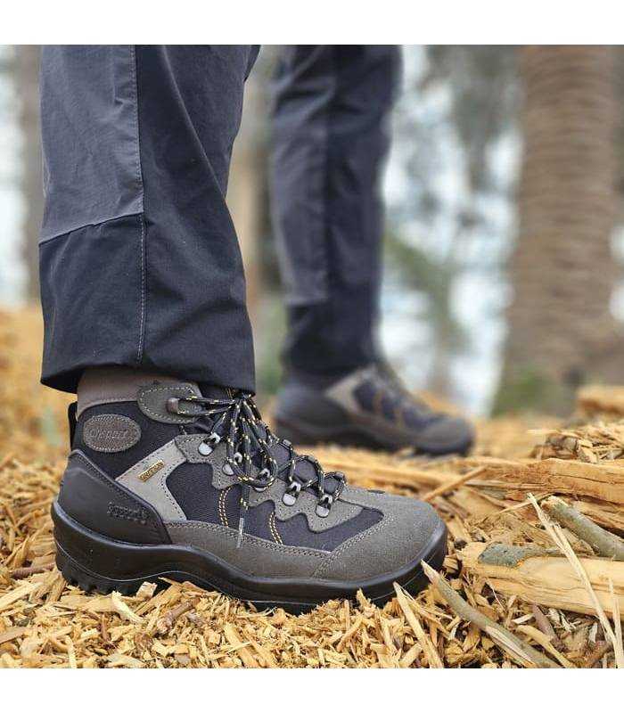 botas con memebrana Gritex para senderismo puestas en una pila de heno