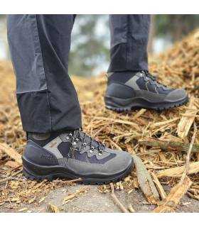 hombre posando con las botas de senderismo impermeables de Grisport puestas
