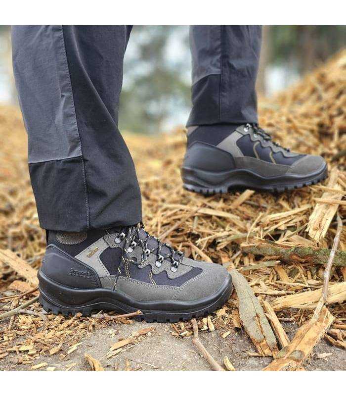 hombre posando con las botas de senderismo impermeables de Grisport puestas