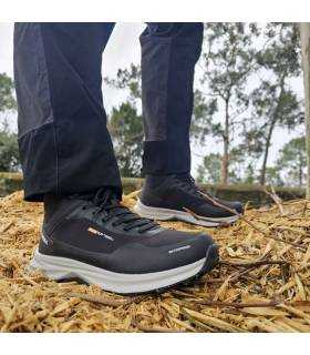hombre òsando con las botas de senderismo negras de Paredes