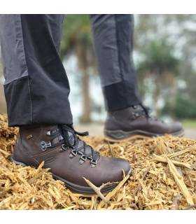 hombre posando sobre paja con las botas impermeables de trekking de Grisport