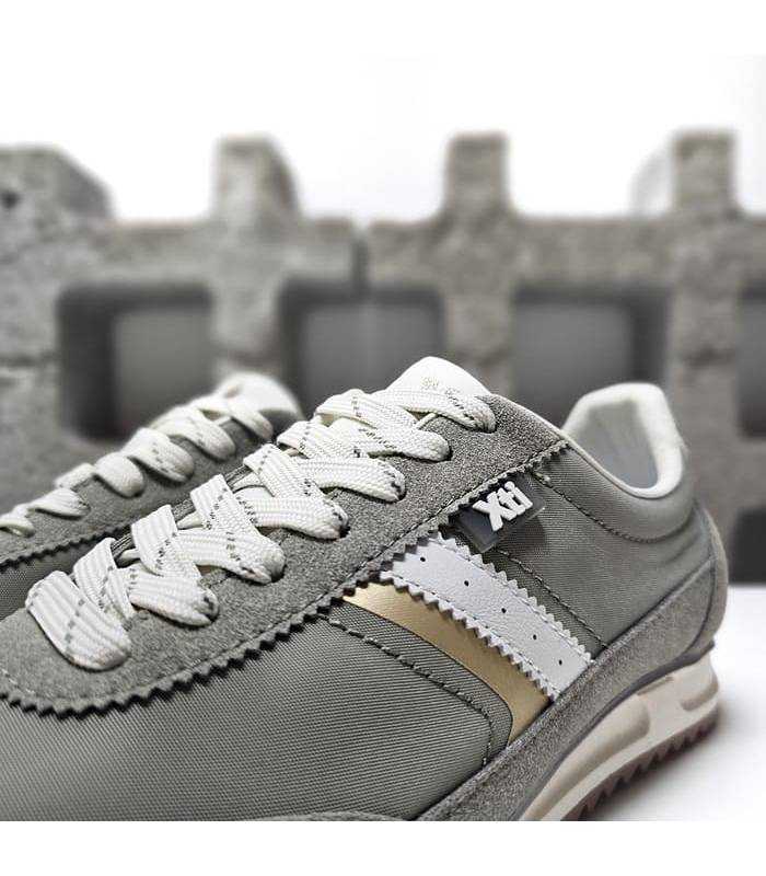 zapatillas xti kaki detalle bandas blancas y doradas