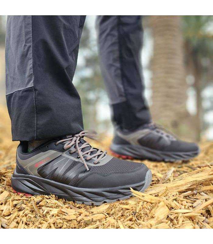 hombre posando con las zapatillas de trekinf de Nicoboco