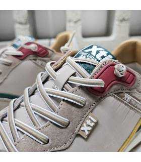 zapatillas XTI hombre verano beige, detalle de cordones elasticos