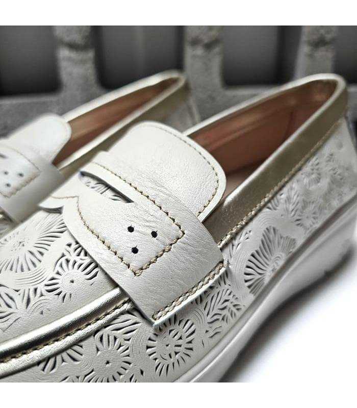 detalle piel troquelada flores zapatos mujer laura azaña