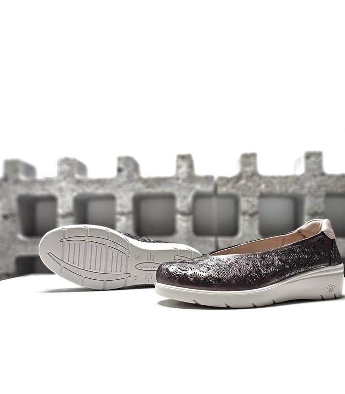 Vista lateral zapatos salón Laura Azaña cuña ligera