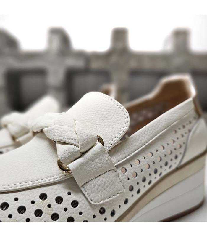 renature chika10 mocasines cuña piel calada detalle hebilla