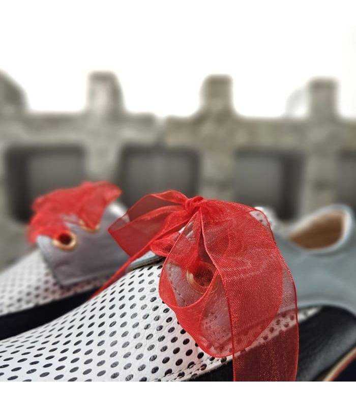 detalle del lazo rojo de los zapatos con cuña de Nival