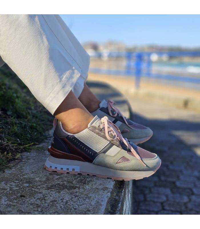 mujer posando con lass zapatillas casul Lsboa de Anekke puestas