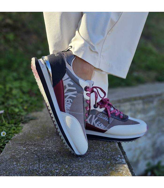 sneakers de mujer modelo New ork de anekke puestas