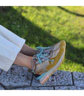 sneaker para mujer modelo Bloom de Anekke puestas