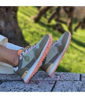 mujer posando con las zapatillas casul verdes de XTI puestas