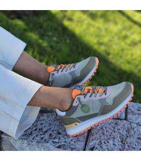 zapatillas casul puestas fabricadas por Xti de color verde