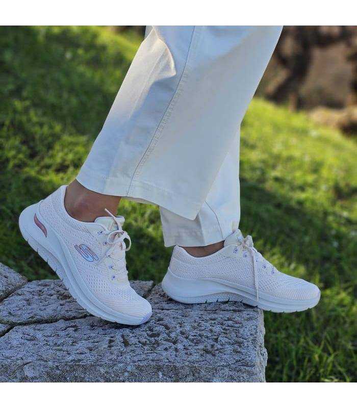 Zapatillas Skechers Arch Fit mujer cómodas puestas