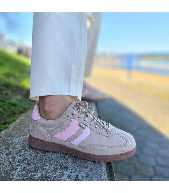 mujer posando con los deportivos beige con rosa de Xti puestos