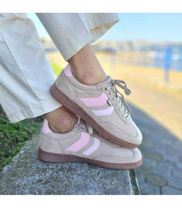 Zapatillas deportivas mujer XTI beige rosa puestas