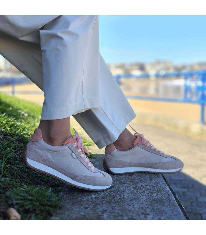 Zapatillas deportivas mujer XTI verano, beige. puestas