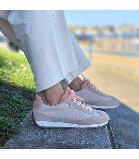 mujer posando con las zapatillas color beige con cordones rosas de Xti