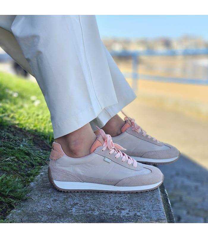 mujer posando con las zapatillas color beige con cordones rosas de Xti