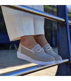 mujer posando con los mocasines beige calados de Cutillas puestos de rebajas