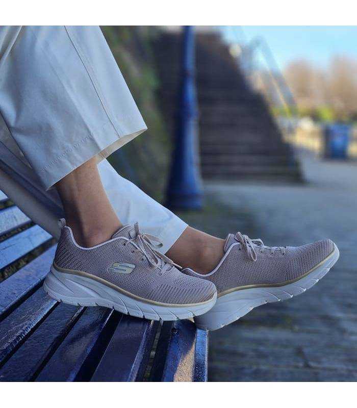 Skechers zapatillas Fashion Fit mujer puestas en modelo