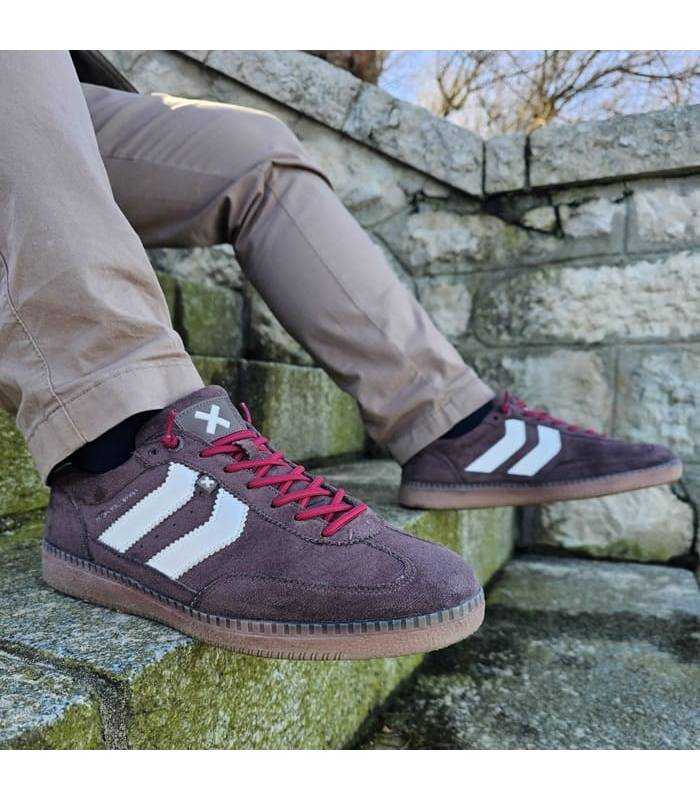 Zapatillas casual hombre marrrones de Xti puestas