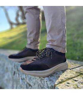 hombre posando con los zapatos impermebles marrones de Renature