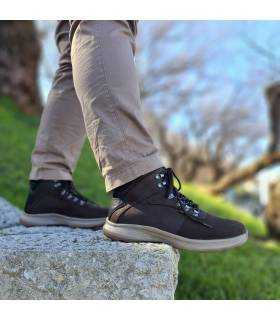 hombre posando con las botas marrones Layana de Predes puestas