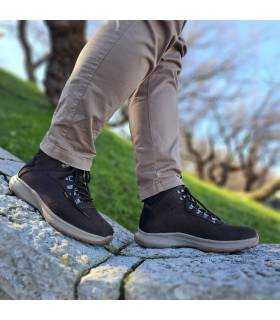botas de piel marrones para hombre puestas
