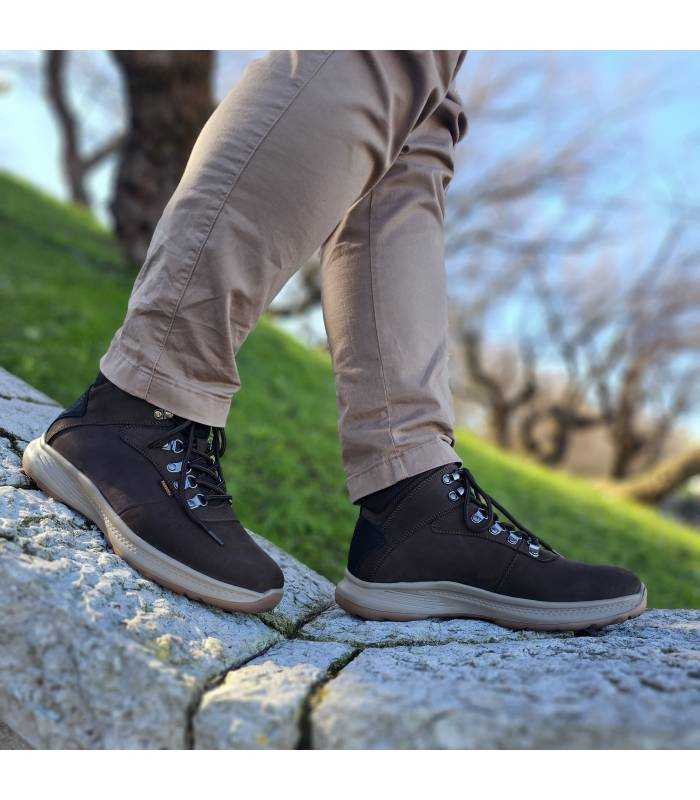 botas de piel marrones para hombre puestas