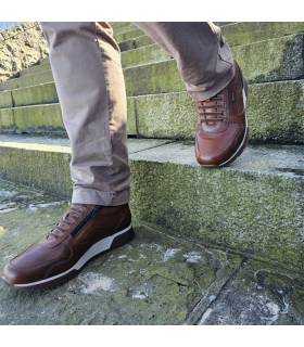 Zapatos hombre impermeables Kangaroos marrónes puestos