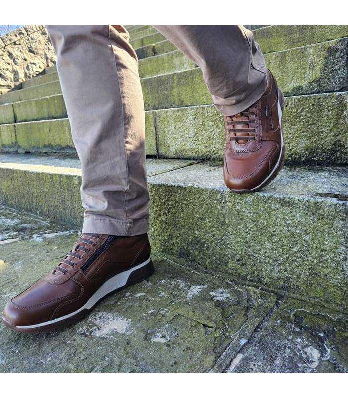 Zapatos hombre impermeables Kangaroos marrónes puestos