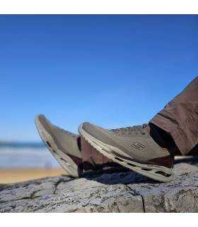 hombre posando con las zapatillas slip-ins calza facil de skechers puestas