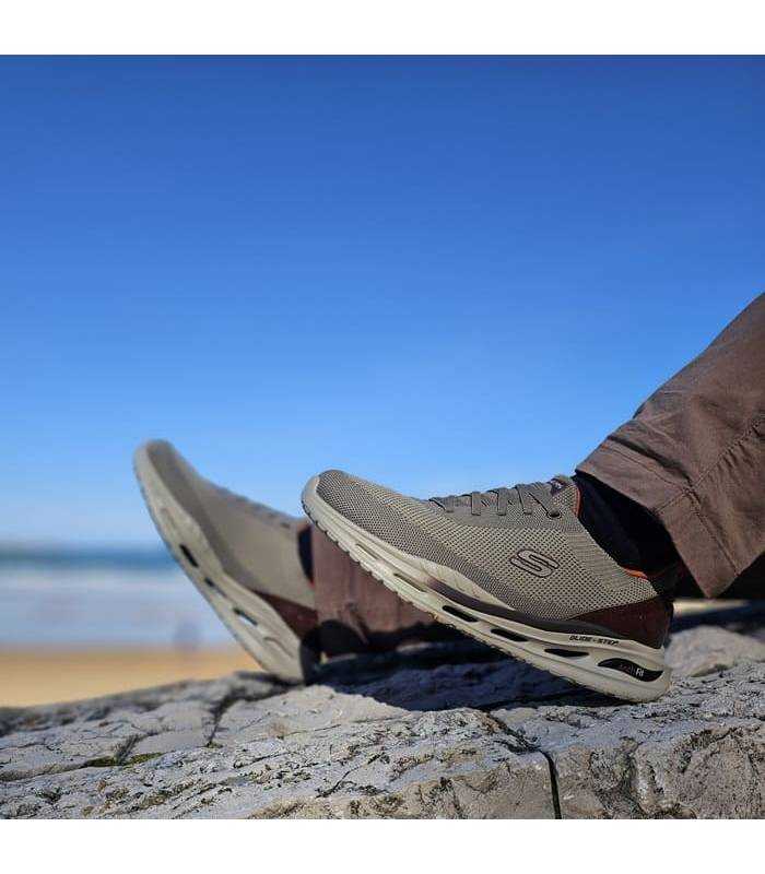 hombre posando con las zapatillas slip-ins calza facil de skechers puestas