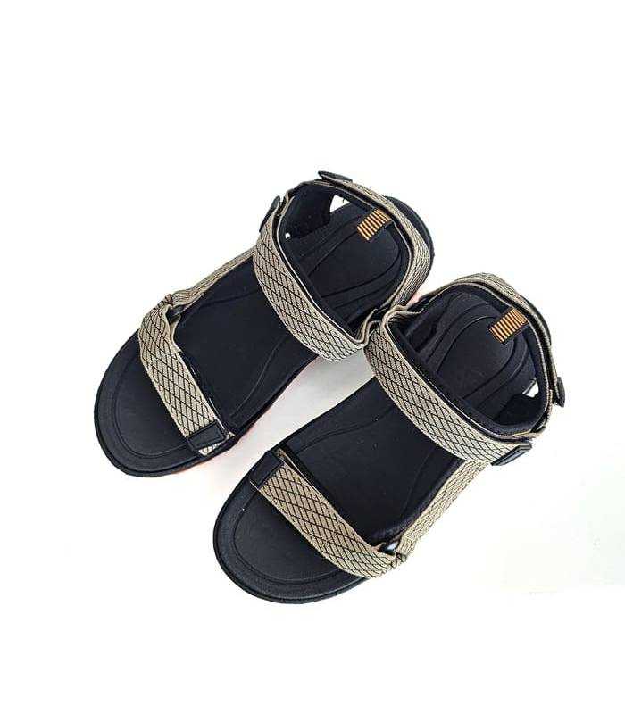 vista superior sandalias senderismo hombre marrón