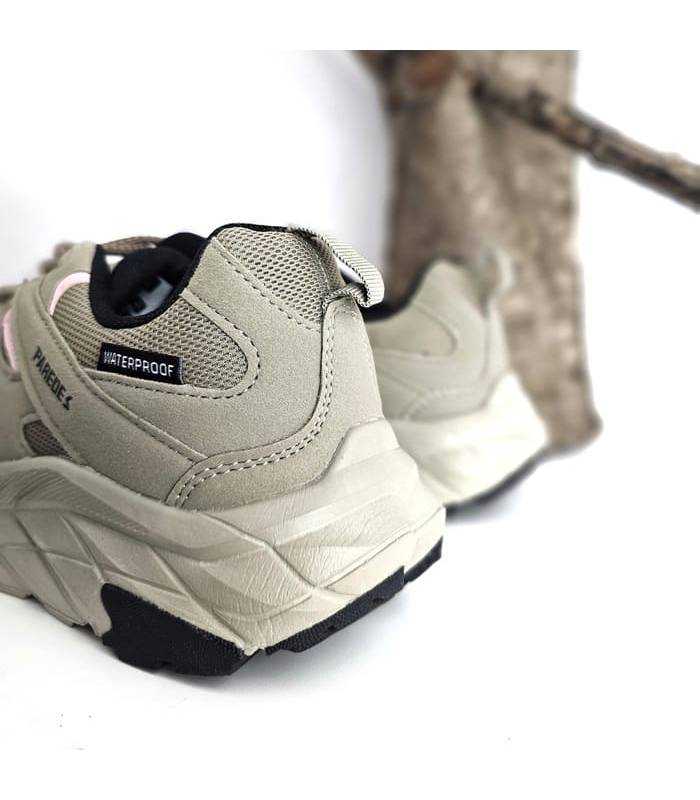 vista trasera zapatillas trekking impermeables mujer beige
