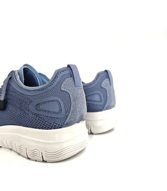 vista trasera de zapatillas azules de laura Azaña