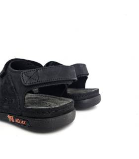 detalle velcro en el talon de sandalias piel negras