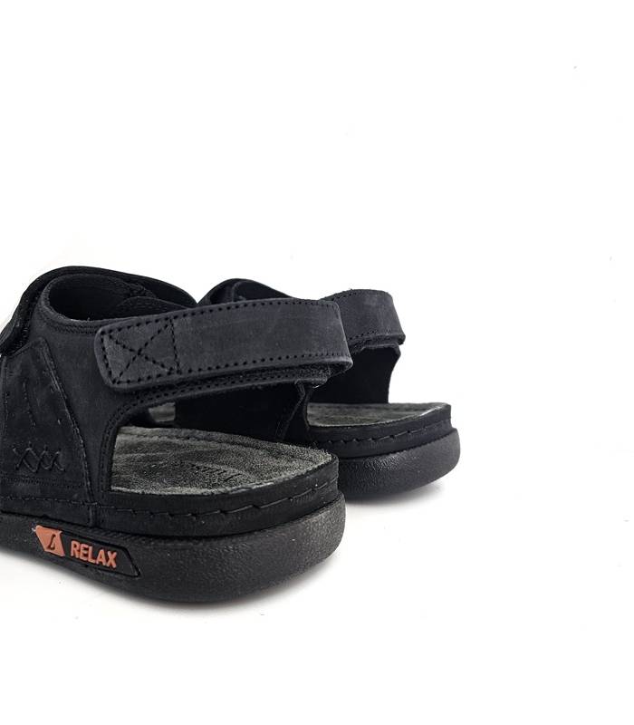 detalle velcro en el talon de sandalias piel negras