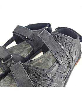 vista completa sandalias confort negras con los cierres de velcro abiertos