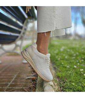 mujer posando con las zapatillas deportivas eige de Treintas