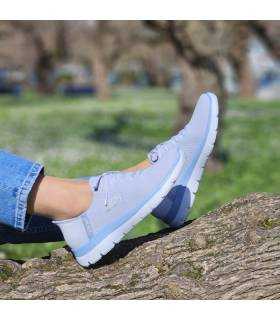 zapatillas slip-ins azules para verano de Skechers puestas